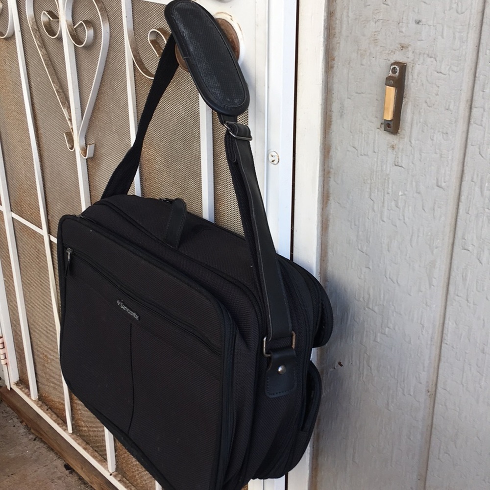 SAMSONITE 17"x11" black soft side laptop messenger shoulder bag BRIEFCASE